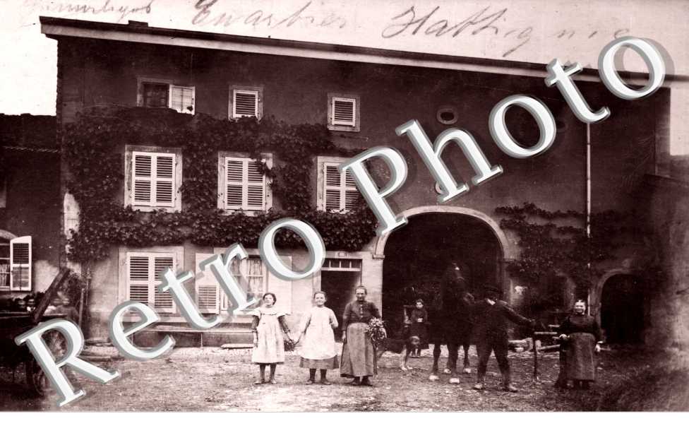 Personnes devant leur maison