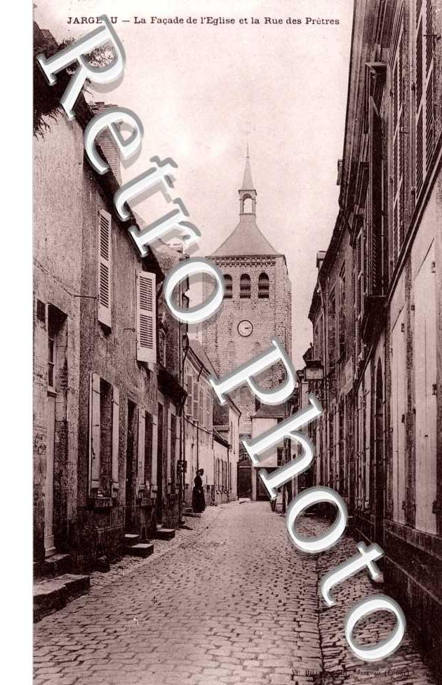 la facade de l&#039;eglise et la rue des Pretres