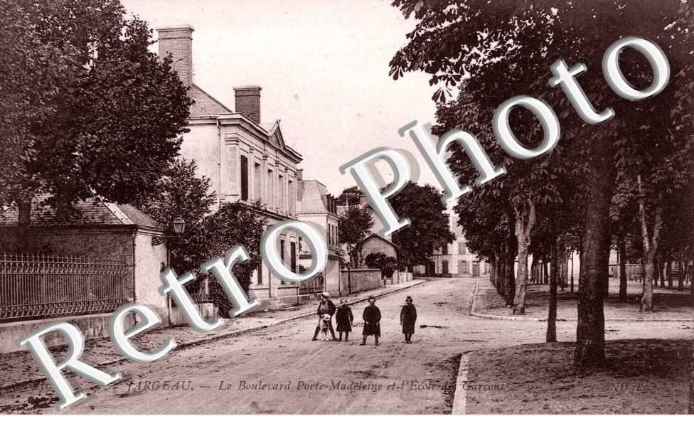 le boulevard porte Madeleine et l&#039;ecole des garcons