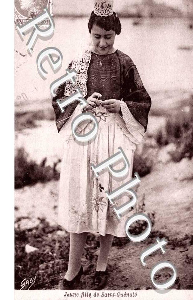 Jeune  Fille de Saint Guenole