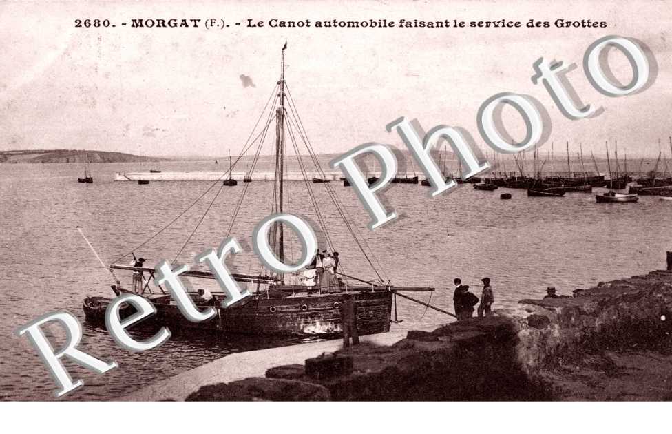 Le canot automobile faisant le service des grottes