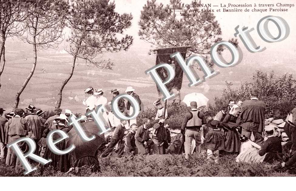 la Procession a travers Champs, Croix et Banniere de chaque Paroisse
