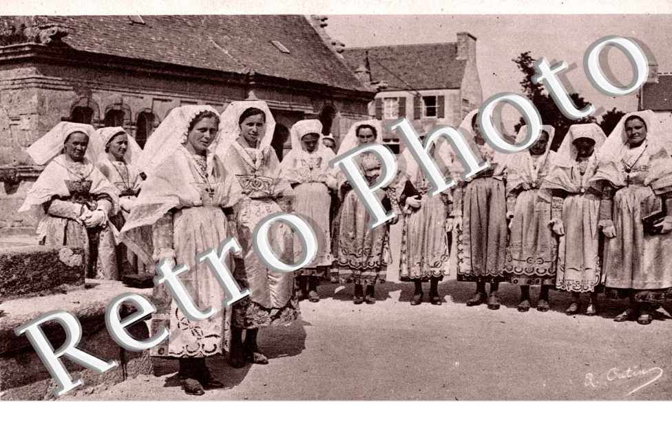 femmes en Costumes Traditionnels