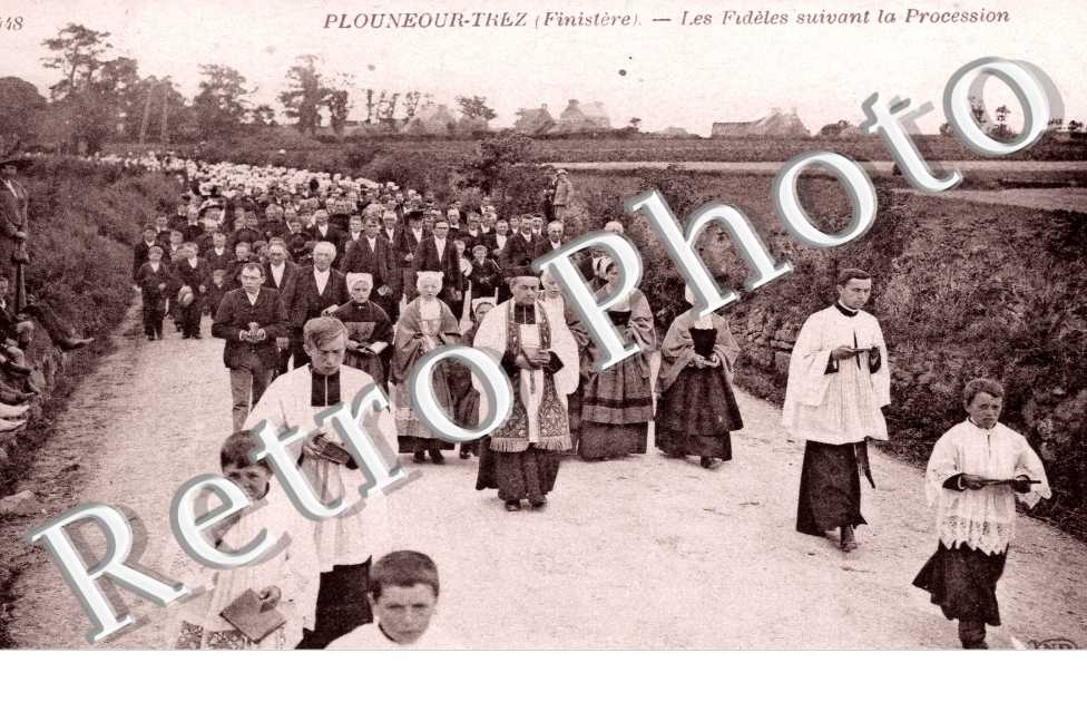 les Fideles suivant la Procession
