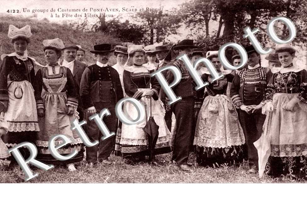 un groupe de costumes a la fete des Filets Bleus