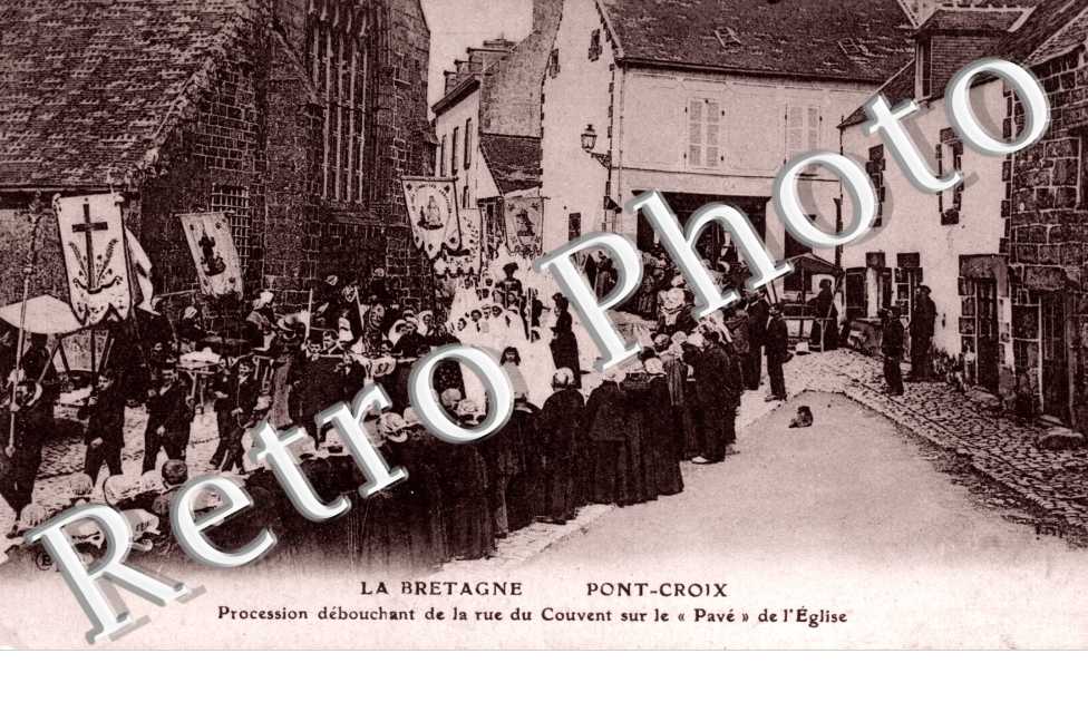 procession debouchant de la rue du couvent sur le "pave" de l'eglise