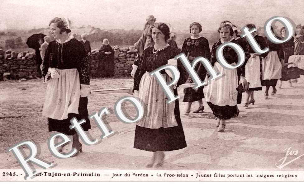Jour du Pardon, la Procession, Jeunes Filles portant les insignes religieux