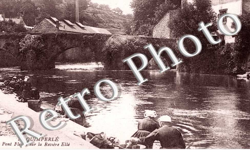 le Pont Fleurs sur la Riviere Elle