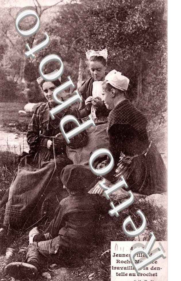 Jeunes filles travaillant la dentelle au crochet