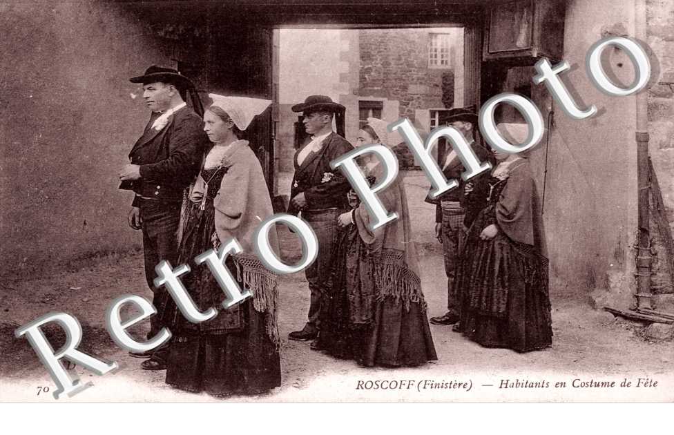 Habitants en Costume de Fete