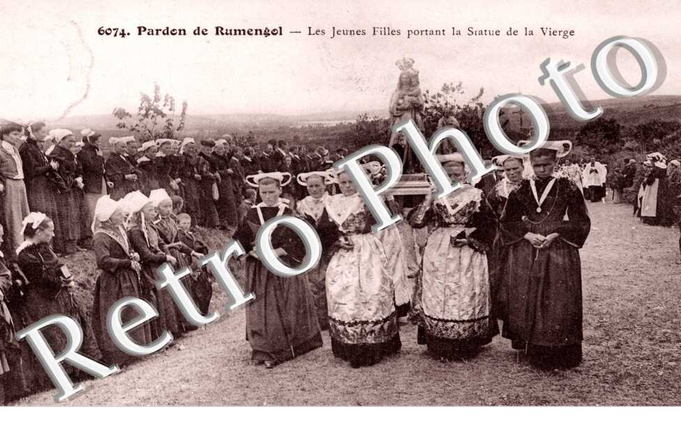 les jeunes Filles portant la Statue de la Vierge, Pardon de Rumengol