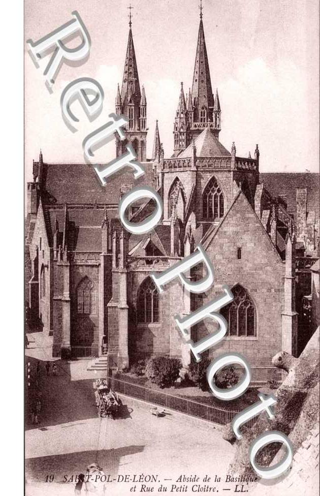 Abside de la Basilique et Rue du Petit Cloitre