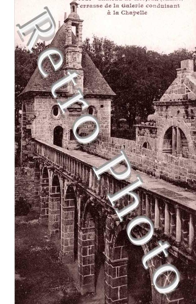 le chateau de Kerjean, terrasse de la galerie conduisant a la chapelle