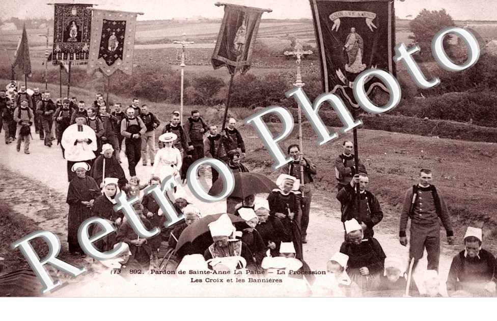 les Croix et les Bannieres, la Procession, le Pardon de Sainte-Anne