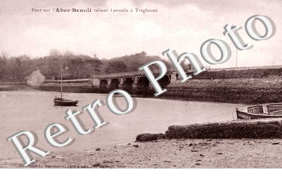 Pont sur l&#039;Aber-Benoit reliant Lannalis a Treglonou