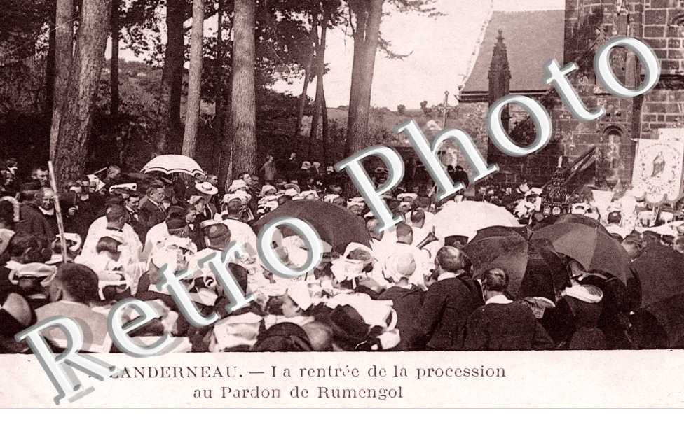 la rentree de la procession au Pardon de Rumengol
