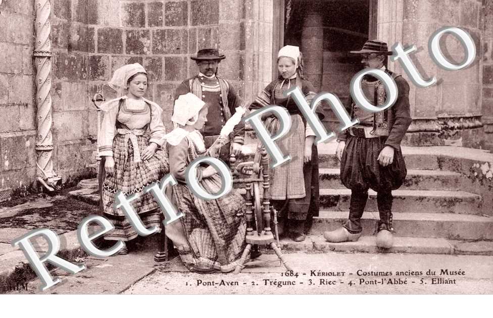 Devant le Musee, Costumes anciens
