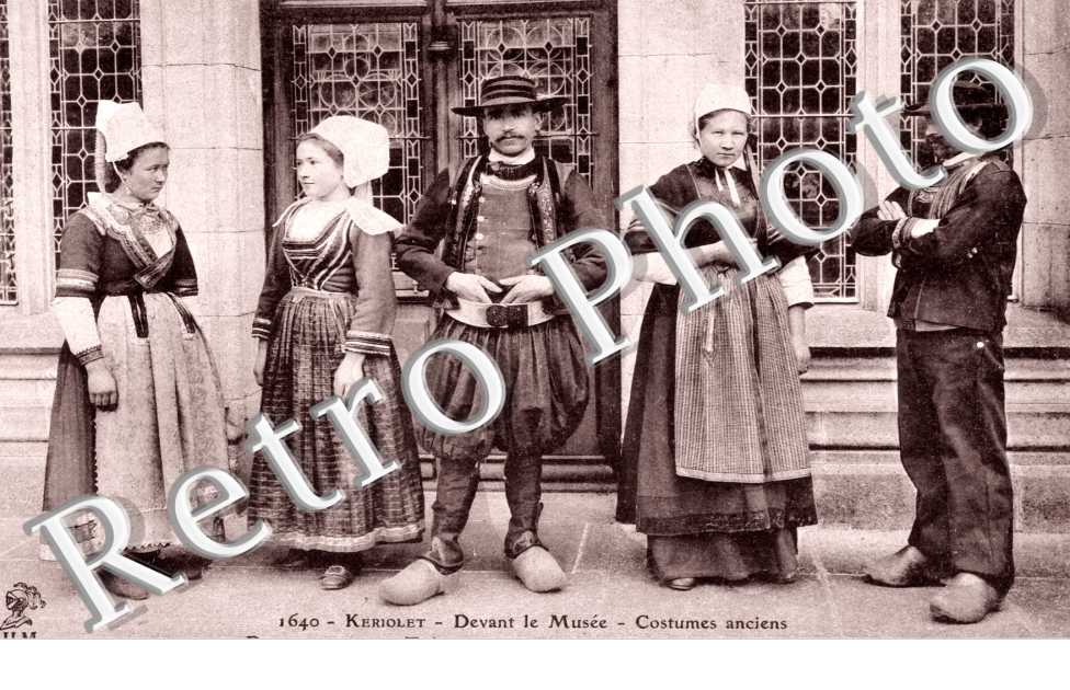 Devant le Musee, Costumes anciens