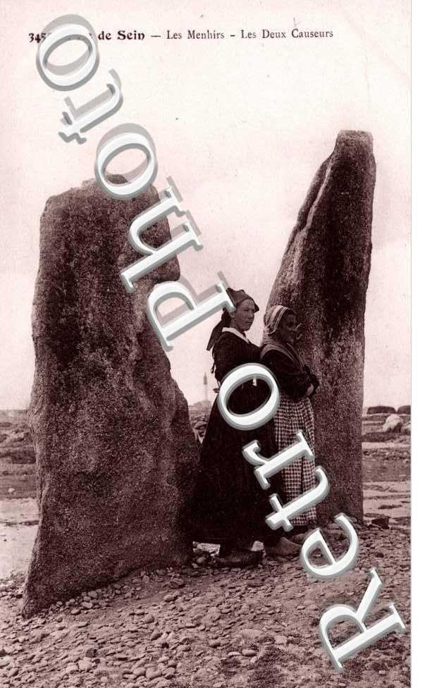 Les Deux Causeurs et Menhirs