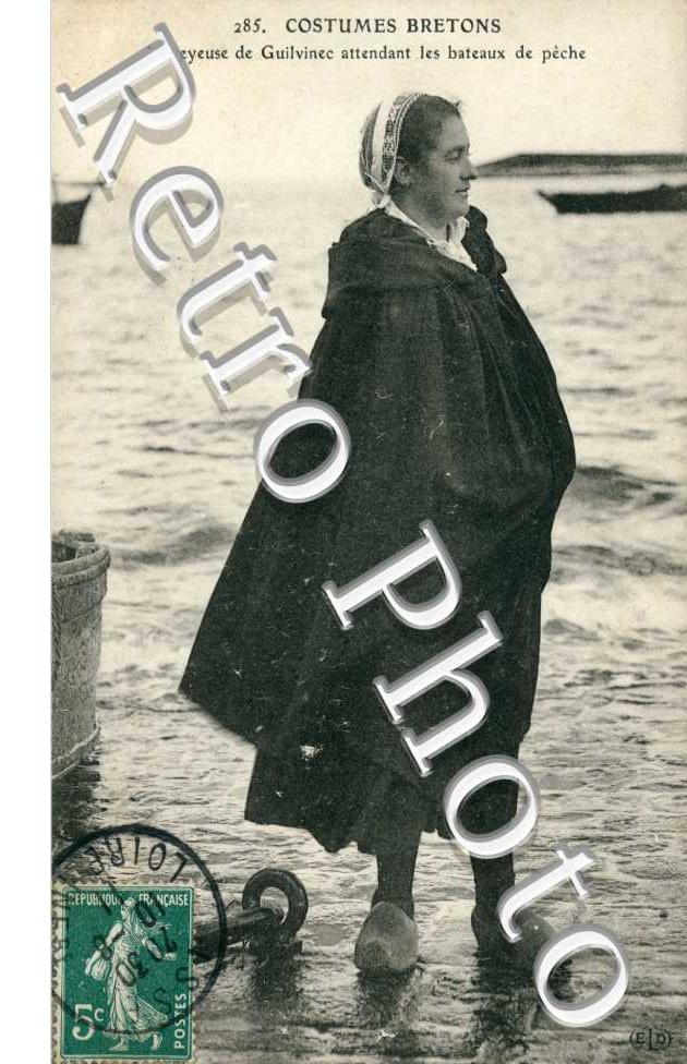 Costumes bretons - Mareyeuse de Guilvinec attendant les bateaux de peche
