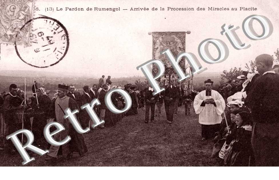 le pardon de Rumengol, arrivee de la procession des miracles au placite
