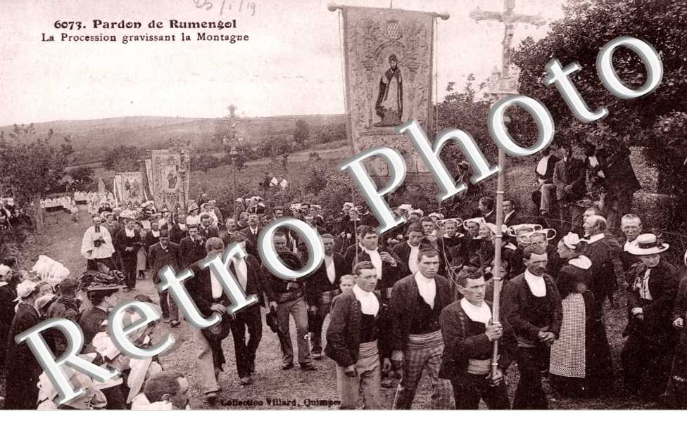 pardon de Rumengol, la procession gravissant la montagne