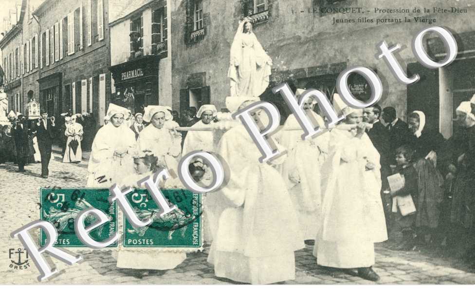 Procession de la Fete Dieu, Jeunes filles portant la Vierge