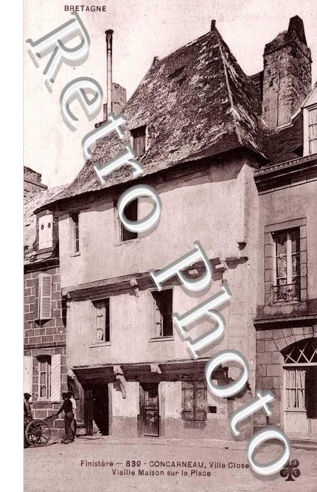 Vieille Maison sur la place. Ville close.