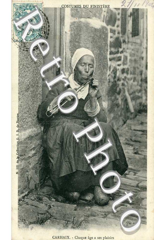 Une personne en costume traditionnel