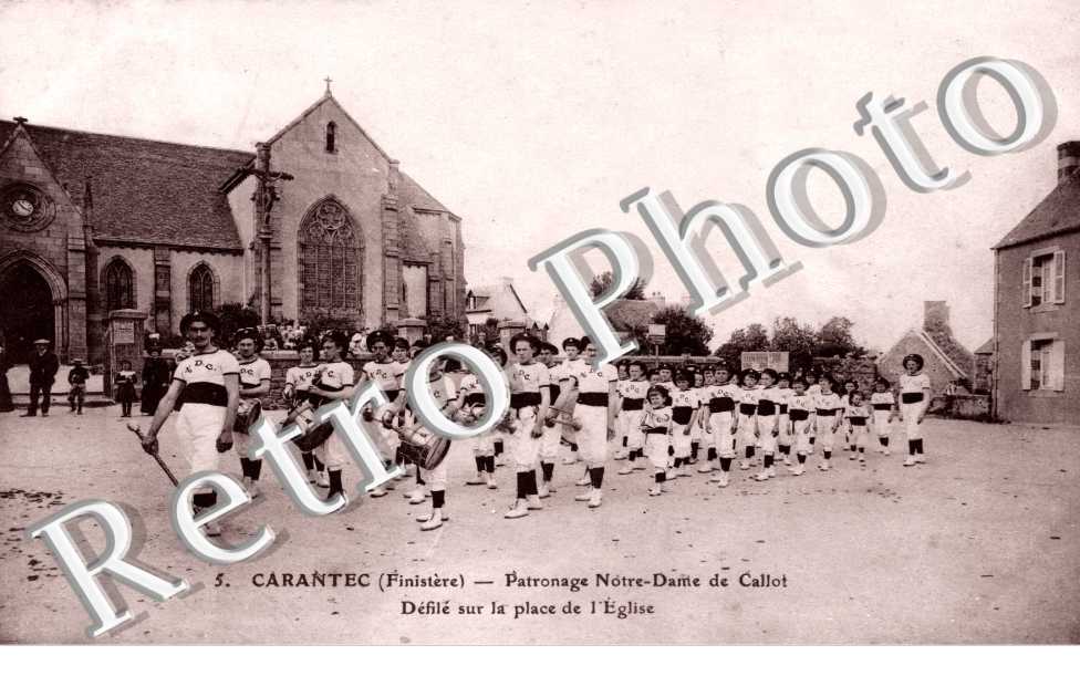 patronnage Notre Dame. Defile sur la place de l'Eglise