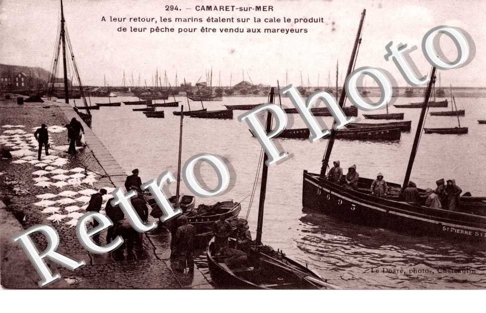 Les marins etalent sur la cale le produit de leur peche