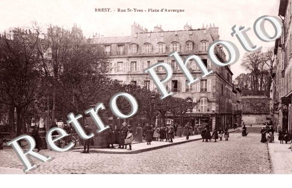 La Rue Saint Yves, Place d'Auvergne