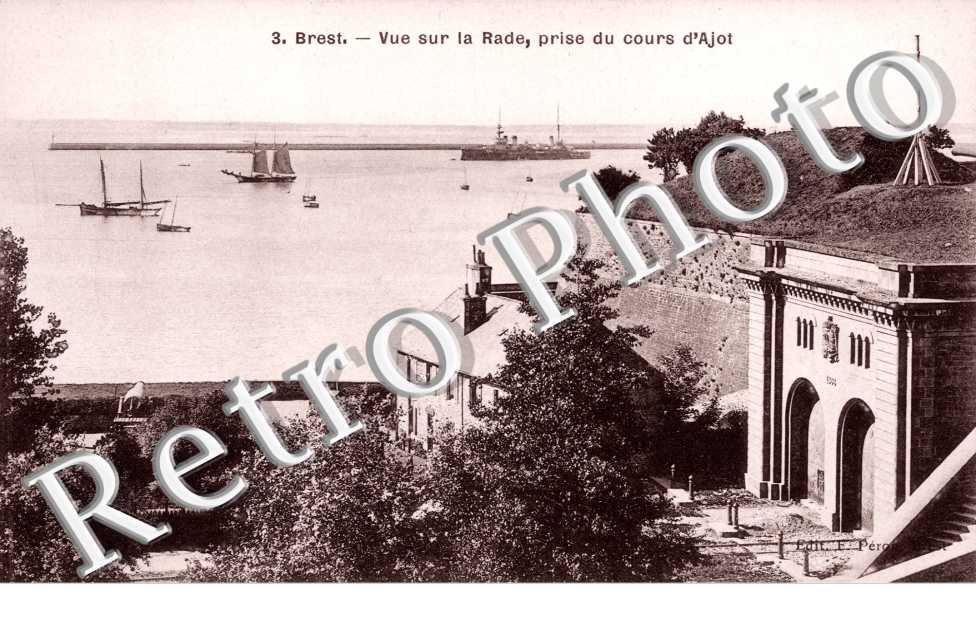 Vue sur la rade prise du cours d'Ajot