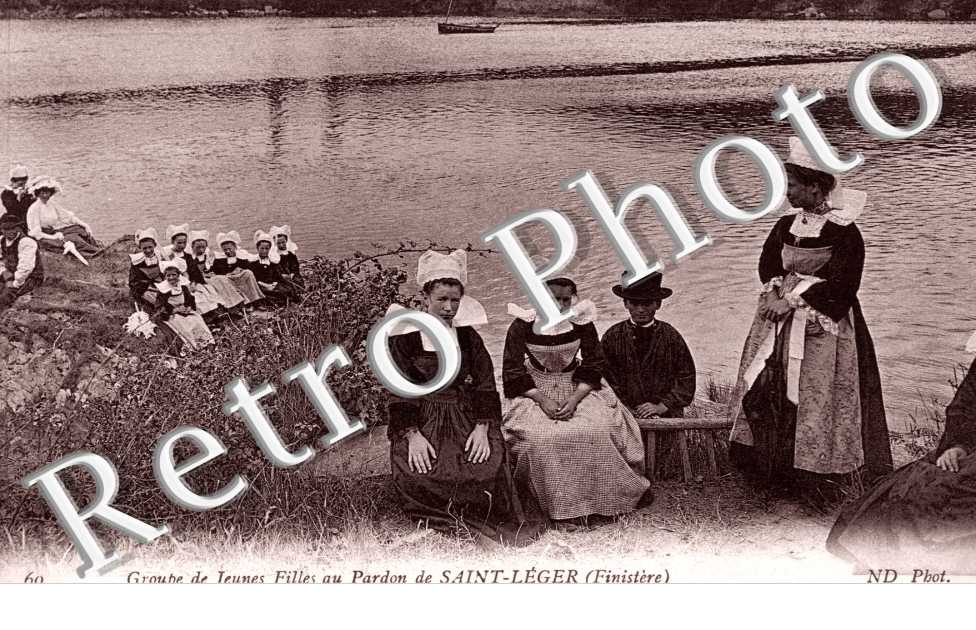 Groupe de Jeunes Filles au Pardon de Saint Léger