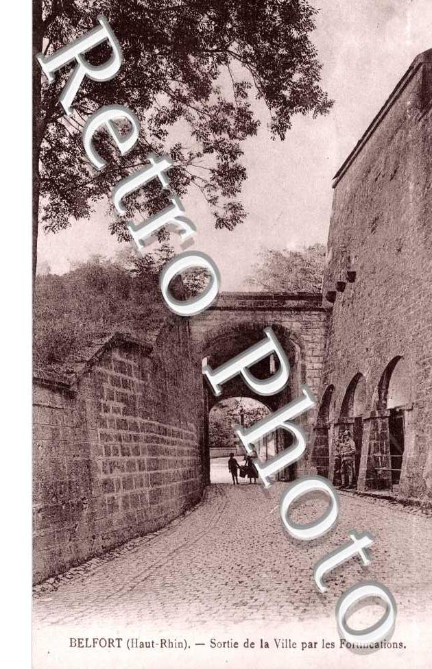 Sortie de la ville par les fortifications