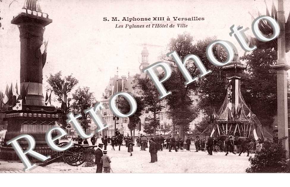 S. M. Alphonse XIII, les Pylones et l'Hotel de Ville