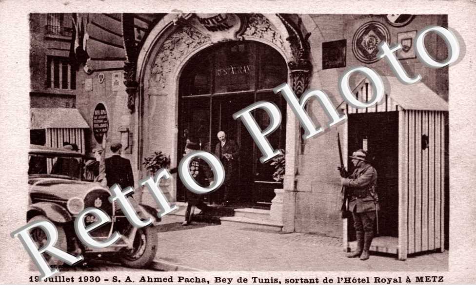 19 juillet 1930 S. A. Ahmed Pacha Bey de Tunis sortant de l&#039;hotel Royal