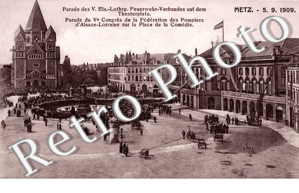 parade du 5ème Congrés de la Fédération des pompiers sur la place de la Comédie  -  1909