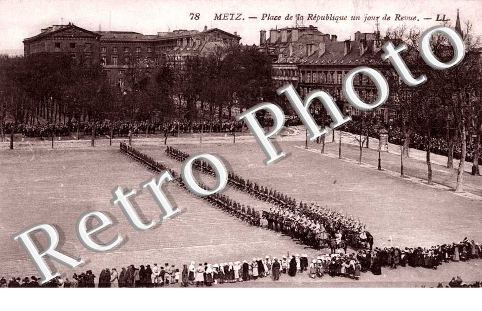 Place de la Republique un jour de revue