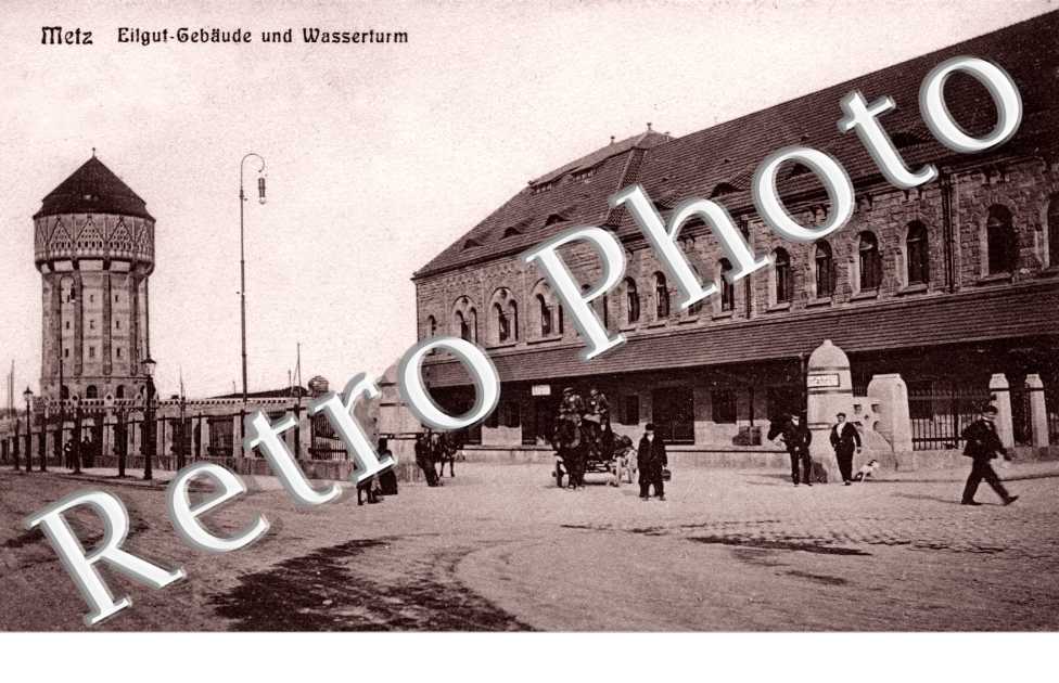 Eilgut-Gebaüde und Wasserturme (la gare et le château d'eau)