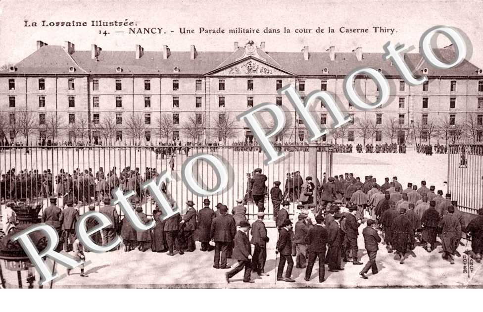 une parade militaire dans la cour de la caserne Thiry