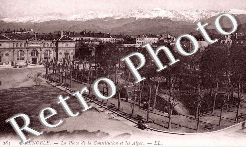 Place de la Constitution et les Alpes