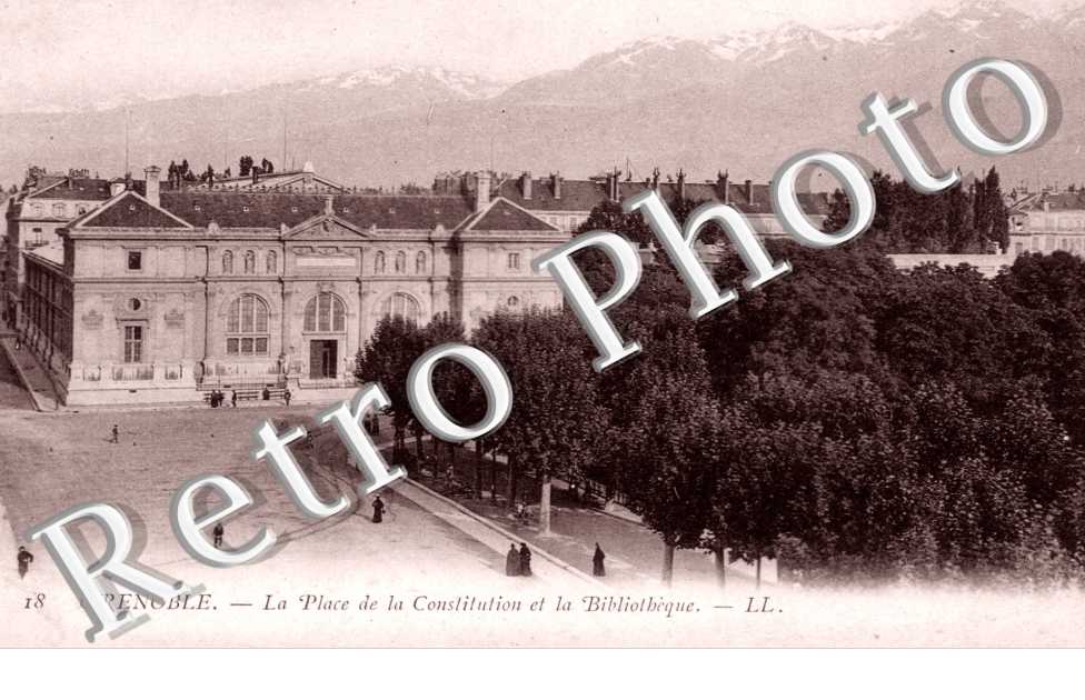 La Place de la Constitution et la Bibliotheque