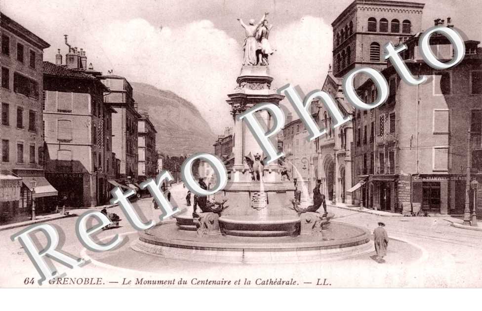 Le Monument du Centenaire et la Cathedrale
