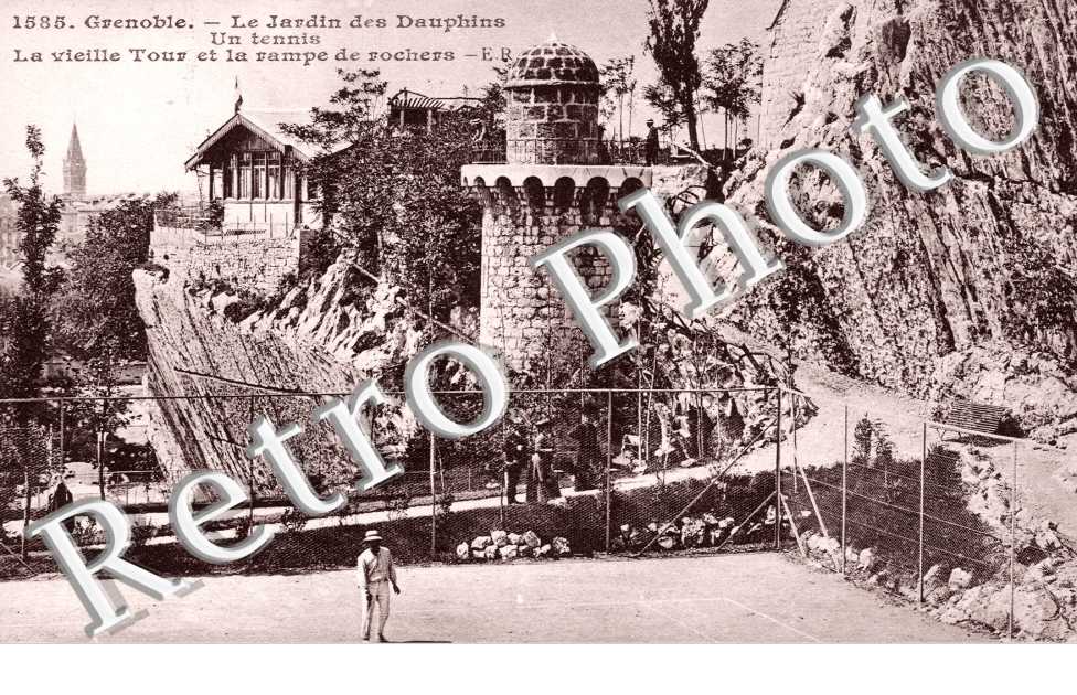 Le Jardin des Dauphins, un tennis, la vieille Tour et la Rampe de rochers