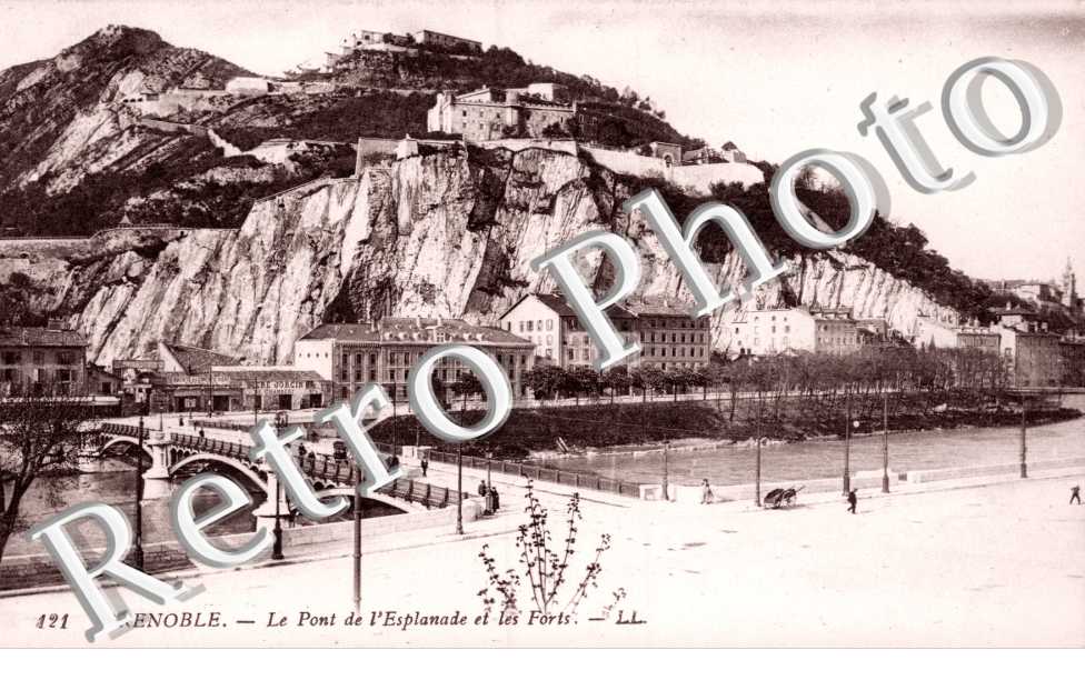 Le Pont de l'Esplanade et les Forts