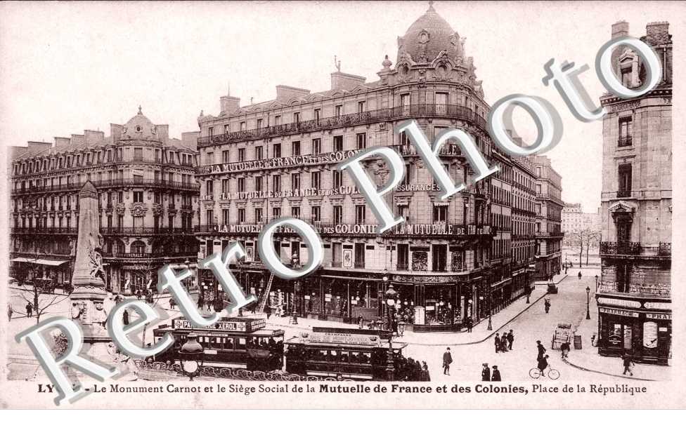 Monument Carnot et le Siege social de la Mutuelle de France et des Colonies, Place de la Republique