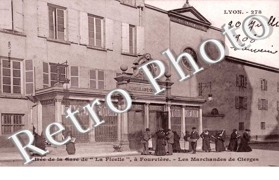 Entrée de la gare de " La Ficelle " à Fourvière - Les marchands de Cierges - Funiculaire