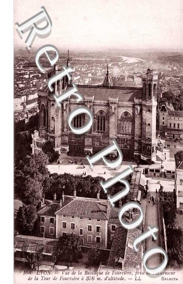 vue de la basilique de Fourviere, prise de l'ascenseur de la tour de Fourviere