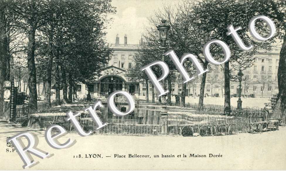 Place Bellecour, un bassin et la Maison Doree